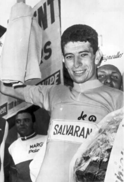 Tour de France 1965, Felice Gimondi, non ancora 23enne, solleva la maglia gialla (Ap)